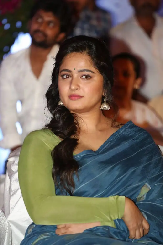 ANUSHKA SHETTY WALLPAPERS SMILING FACE CLOSEUP